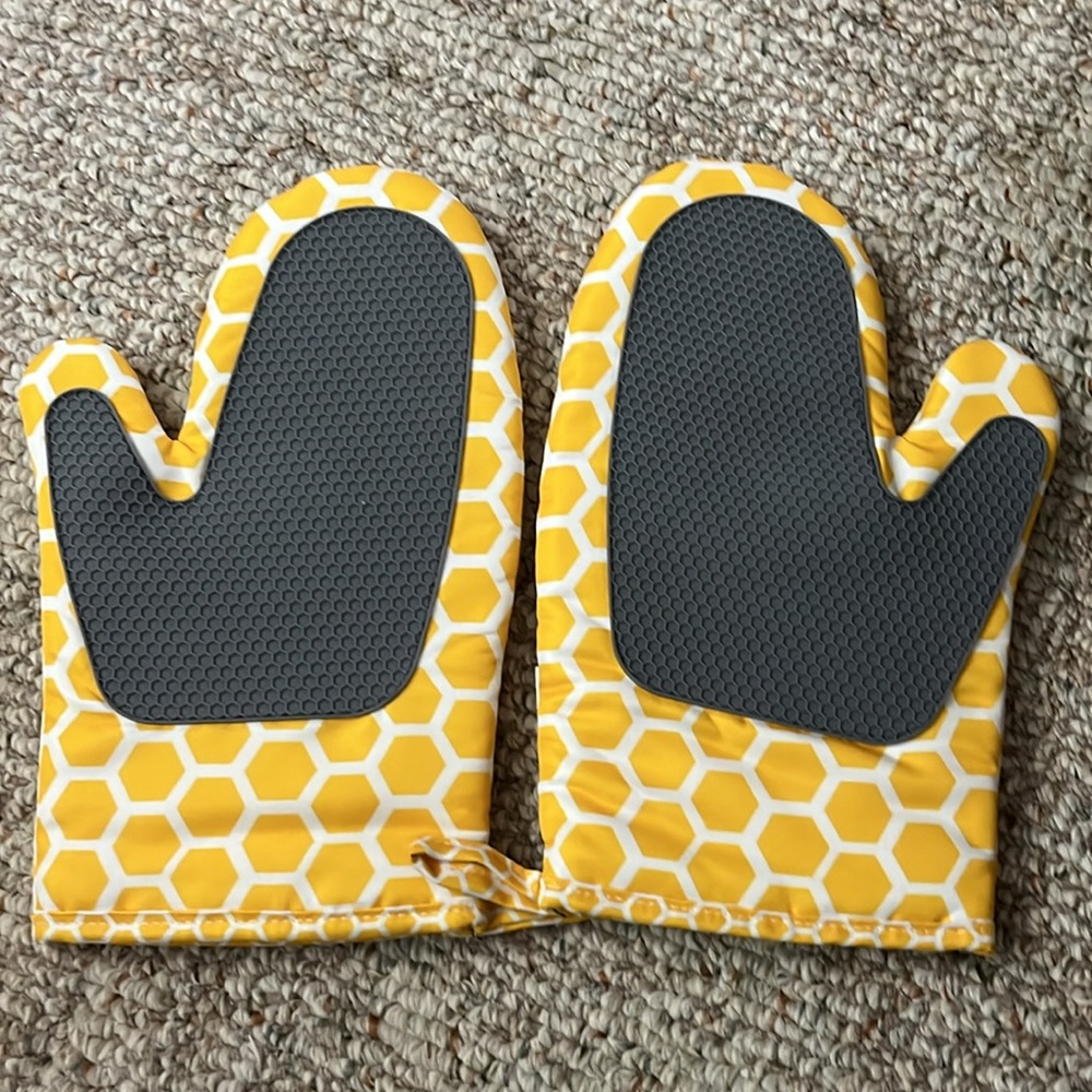Yellow Honeycomb Oven Mitt and Pot Holder Set - Picture 2 of 3